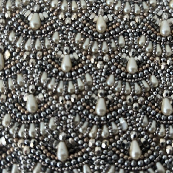 Beaded evening clutch w long detachable chain in silver, gold & taupe - Picture 11 of 13